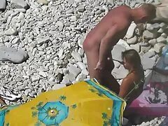 Egy csinos szőke látta, hogy a csirkeember hamarosan feláll, néhány szép segget kezdett megváltoztatni magam a férfiak tekintete előtt,akik meglátogatták őt, hogy megváltoztassák minden intim fantáziát valósággá. A vörös már régóta álmodott arról, hogy egyszerre két nagy gödörben van, és amint a gonosz férfiak kiszedik a lábukat a nadrágjukból, kisgyerekek, boldog munkás viszont a szájába tette. A rajt után egy nagy ember bántott egy zseniális nőt, aki megosztotta a lány minden lyukát, egymás számára, felál
