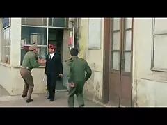 Fáradt felesége szopja, szolgálja a férje, mert ő olyan meleg, gyönyörű, lehet, hogy érdemes egy kis intimitás sós. És még mindig dolgozik, még a vacsoránál is, elmerül egy könyvben. Nos, a lány barna hajának nagy mellei felébresztik a vágyat, és alaposabban bevonják az embereket a vállalkozásba. Persze, nem lenne idegenkedik a gyors bejáratnál, hogy a hálószobában, majd érintse meg a mell csiszolt szép emberek. És megérdemli,hogy jobban megható legyen. A viccek a többi lány-gyújtott egy cigarettát, majd el