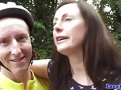 Egy lány Barna gyönyörű látogató a szeretője a legjobb, az emberek mindig akar maradni vele. Miután az ember a fiú, hogy a házát, néhány szórakoztató vissza a hálószobába, ahol, guggolt az ágy mellett, nagy lány veszi lejtők csirke barátnője otthon teljes ajkak dolgozni ebben az esetben, valamint, hogy végigment az egész csavart. Mén, elégedett a felmelegedés a szóbeli, majd dobott a szuka az ágyba, ahol a bizalom a haladás, hogy egy keskeny rés a hátsó, miközben haj lány. Fokozatosan a apa lanya xxx kapcso