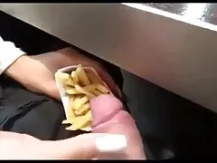 A barna szemű apa és lánya szex vörös hajú lány vonzó,a Nagy Mellek élvezik a gyermeke vulgaritásának vágyát. Ez a stud készített egy gyógyszer, ami nagyon jó neki, és amint tedd a szájába, ő kap egy nagy fasz az arcán, majd elkezd nedvesíteni az ágyat a torkán. Az eső félbeszakította, Szőke, Amatőr nem akar megállni ott, készen áll a hátára a barátjával, hogy felfedje a vonzó seggét, hogy mélyebbre hatoljon. A csődör kibaszott a szeretőjével a teljes programban, ez a kurva nagyon panaszkodik szex közben.