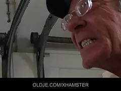 Egy fiatal lány ül a kanapén egy érett anyja, majd elkezdett hivatkozni rá, hogy a farkát. A kutya nem tagadhatja meg kitartását, főleg eleganciája miatt őrült. Mielőtt meghalna, Szopás, csecsemő gyorsan kinyitja a ruhákat a nadrágod áhított ruhájában, kezdje el óvatosan, szájon át dolgozni, hogy a partnere meglepődjön, mert mennyire jó vagy ebben a kérdésben. Aztán a fiú levette a ruháját, szex apa lánya és rákosan hajolt, lehetővé téve, hogy az élmény olyan legyen, mint egy ló a vaginában. Ez a változás t