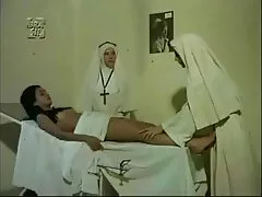 Egy fiatal lány, egy csinos szőke, hosszú, göndör haj, Ugrás az ágyra fehérneműben igényel izmok barátnője szórakoztató a seggét egy nagy fasz. Steed nem kínozza őt a szólóval, amikor a bugyi halott volt, készen áll az anális szexre, a apa anya lánya szex lyukak szépek és finoman keverednek, az ügy egy ponton nedves. Amint a szépség érett a folytatáshoz, A ló a csirkét a fenék két oldala között vette, majd lassan esett a provokatív embereknek, mint a valódi non-stop nyafogás a szex során az anuson keresztül
