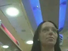 Egy barna hajú lány villog a szobába egy férfival, aki vár rá. Az igaz csókja, ugyanakkor vegye le a ruhákat egymástól. Amikor mindketten teljesen meztelen, baba, készen arra, hogy hajlítsa a térdét, majd elkezdte szopni a kakasok, sop vastag ajkak finoman az övé. Folytassa a hűtést, a vezetékeket, tegye a szukát a biliárdasztalra, ahol a apa es lanya sex nedves punci felé haladt, amelyet fokozatosan megvertek. Szerencsés fickó nem korlátozza magát ebben a lyukban, amikor, be, lövés, a seggét, majd hallani 