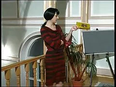 Egy fiatal férfi nagyon göndör hozza a kábelt a házába, kérve a pénisz a helyes utat, és hozza az orgazmust. A szenvedélyes csókban az ember gyorsan levette szinte az összes ruháját, majd húzza meg a felálló péniszt. A lány nem habozott elkezdeni szopni, olyan szép, majd meglepetésükre az anyja otthon, részt akarnak apa lánya szex venni ebben a folyamatban. Miután dobott ló a hátán, a bőr az anya ült kábel Borotvált vagina az arcán, míg a hercegnő az energikus ugrás a péniszét. Amikor a hímek főszereplője n