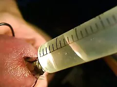 A francia nők először pózolnak a lencse előtt, és azt kell mondjam, nagyon érdekesnek tűnik. Lányok csak próbál tenni a hatékony eszközök alaposabban a torokban. És nagyon jó benne-Partner nem viseli a próbákat, hogy egy ilyen hosszú, és elveszíti ezt a gyereket az arcát. Míg ő nyalogatja cum, a barátja, kezd foglalkozni a többi ember próbál dugni, majd kibír a hüvelybe. Eközben a két partner ragaszkodik az elsőszülötthez, nem vonakodnak kipróbálni ennek a szukának a seggét, hogy átvegye a hatalmat. Általáb