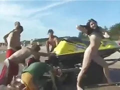 Egy lány sovány, fekete hajú, cserzett, mint szórakozni egy srác a lakásában, mert itt volt szokva, hogy üdvözölje a férfiak körülötte az intim, hogy egy vicc, meleg, sex apa lanya nagyon érdekes velük. Éppen abban a pillanatban, vicces emberek mennek teát inni a barátjával, amikor egy szobába tette, amelyben a srác előtt ruházik, és felhívta őt, azt is javasolja, hogy vegye le a ruháit. Abban az időben, a lány feküdt az ágyon, és kétségbeesetten kapaszkodott az osztály az emberek a szájban, a méret növeked