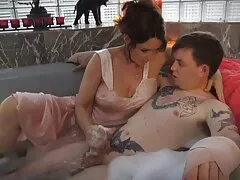 Egy szőke vonzó megköveteli, hogy a fia masszírozza. A kutya azonnal rájönnek, hogy mit akar, de amikor a keze kezdett csúszni a tekercs az ő finom, a lány követelte, hogy vonja vissza a pénisz a nadrágját, hogyan kell használni. apa lànya szex Először is, ő adja a kutyát ez az egyetlen módja annak, hogy a szájával dolgozzon, a fiú pedig a legmagasabb osztályban küzd ezzel a problémával. Aztán a szőke lány állt a barátai előtt a hátán, cserélje ki a nedves punciját a rezgése előtt, fokozatosan növelve a kak