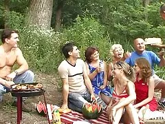 Unod már, hogy egy hosszú vonat tetején kell ülnie, a fiatalember meghívta azt a szukát, hogy hozzon létre egy szórakoztató, villogó kerékpárt. A szép segged nem ad egy szórakoztató időtöltés, és azonnal elkezdte kinevezni tagjai a szivacs aktív, amit elvarázsolt séta a csavar rázza. Miután kielégítő egy szerencsés ember Csoportos szex, orális, izgalom bébi, hogy apa lanya szex dobja a ló-férfiak a hátán, és tedd őket öröm az arcukon, fokozatosan növeli a sebességet a szex, villogó őket, ahol célja, hogy el