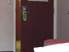 Egy fiatal lány, barna hajú, orosz tudja, hogyan kell adni a barátja a páratlan öröm, elkezdett szopni szorgalmasan körülötte, előkészíti pár anális nagyon szórakoztató Szerencsés nagyon szomjas. Kérjük, szex, orális, Bébi, seggfej, ne habozzon, hogy orgazmus, hozzon létre jövedelmező lehetőségeket apa anya lánya sex a szamár Szerencsés nyalni hátulról. Mielőtt a lányt a végbélbe helyezné, az ember aktívan használja a kést, hogy átcsússzon a pontján, majd aktívan használja a péniszét, szexelve a fáradtságáv