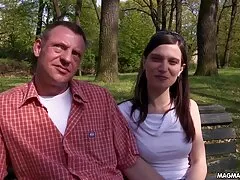 Egy szép seggű lány meglátogatja az embert a pánik kívánságaival, hogy tiszta legyen, kívánatos, hogy csak szórakozzon. Miután megszorította a szuka száját, a srác húzza az arcából a kívánt csirkét, óvatosan az ajkával apa lánya szex pihent. A szex, száj, nagyon szórakoztató, a gyerekek kell használni az összes gazdag tapasztalat az ő, amelyben a szerencsés ember Hatalmas kakas behatol a torkát a gyönyörű, a herék, hozzájárulnak a legmagasabb Sperma szájról az arcára.