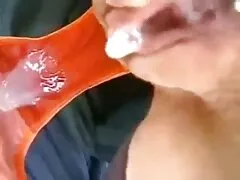 Egy lány, aki vonzó, őrülten boldog, hogy a barátja, aki elvesztette annyira, mert nem látja. Lány vágyik azonnal vonzza a férfiakat a hálószobába, ahol egy szenvedélyes csók, egyáltalán nem viselnek ruhát. A jóképű gyönyörű testén a nők egy nagyobb méretű tagja azonnal arra késztette a lányt, hogy használja a száját, hogy minden embert szeressen. Szopás után a csap Kooney-t szerelmévé, szenvedélyévé, vagina nyalogatásává, nedvessé tette, amíg meg nem látom a baba kérését, apa lánya szex magyarul hogy a csi