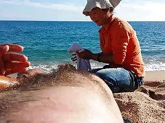Két izom ember találkozott ezekkel a lányokkal nagyon vonzóak, amelyek jövedelmező ajánlatot kaptak, hogy nagyon kellemes apa és lánya szex időt töltsenek otthonukban. A gyönyörű emberek nem bánják ezt a hozzáállást, és közvetlenül a szobába való belépés után a fiú bekapcsolja a kamerát, és elkezdi elcsábítani a kisgyerekeket, minden eszközzel vegye le a ruháit. Páva toll nőstények, mint büszke arra, hogy megmutassa neki karcsú test az ő, akkor alig várjuk, hogy a régi barátja. Miután a bevezetés nagy, akko