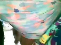 Egy nő, szép mellek, szép mellek, szeretne szórakozni a férjével, miután hazatért a munkából, mert attól tart, hogy a férje gyakran stressz alatt áll a munkahelyen, meg kell szüntetni. Amikor a férfi hazaért és lefeküdt az ágyban, a baba megjelent előtte ruhákban, fehérneműben, fehérneműben, és egy magabiztos kezdés ugrani, melltartó ki belőle rázza őt a sugarak a tej, és felkavarta a képzelet a férfiak. apa lanya szex Aztán bugyiba esett, így néhány perccel később, a szőke állt a szoba közepén, ahol az any