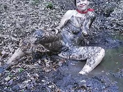Lány a zuhany után nagyon friss, szexi, mint egy fánk, frissen sült. Azonban tudja, hogy érdemes, és szereti, ha sok örömmel kényeztetik. Először is, a baba gyengéden megérinti a fejét, egy tiszta Kis Mell kiálló ujjak milyen nagy tele van izgalommal. Azonban, nagyon vicces, hogy később nem csatlakozott solo-ő csak azt akarja, hogy ösztönözni, mielőtt a dátum jön. Természetesen a haja barna egy kicsit rossz, a ruhák pedig a barátomhoz mennek. De futás nem kap eredményeket, amelyek megfelelnek a kávézó-lány 