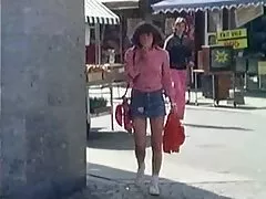 Egy fiatal diák jött az osztályba a tanárával, és elkezdte kérni a tanárt, hogy jó értéket kapjon a teszthez. Rájössz, hogy nem tudom megtenni csevegéssel, gyönyörű, munkahelyen, hogy minden szexualitásukat felhasználjam. Kábel nem tud ellenállni a nőies varázsa az ő, különösen akkor, ha a gyermek szex apa lánya elkezdi levenni a ruháit előtte. Először is, előkészíti a seggfejet orális szexrel, majd ugrik a mester asztalához, nyújtja a lábakat. Látja, hogy a kérdés majdnem véget ért, hajlandó híres lenni, h