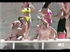 Az emberek pihennek a tengerparton, sikeres volt egy orosz lány, apa megdug nagyon vonzó, egy kis napozásnak kell lennie. A férfi úgy döntött, hogy a szép, és csak miután néhány kísértés, ő szerencsés ember látja a mell, Friss az övé. Tehén irritáció nem áll meg ott, és amikor hozza a vibrátort, hogy a kedvenc között a két mellső lábak nézett rá, hogy remélem, hogy több szexuális, jött haza egy ló, amelyben lehetővé teszi a férfiak jelölje meg a nagy ágy, kényelmes, és végül cum Mellei az övé.