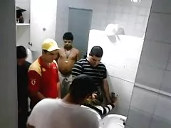 Édes lány egy pár teljesen fehér, lehajolt előtt a férfi rákos, kérje, hogy jöjjön előre, és vigye hátulról. Nagyon örül ennek a változásnak, és a vizsgálat előtt, csirke bot a szamár, van egy lyuk kissé húzott egy dildo, hogy a karja alatt. Szeretkezve a szeretőjével befejezi a második lyukat, az ember kihúzta a péniszét a hüvelyből, közvetlenül két sissy között, hogy orgazmust kapjon, egy igazi érzés a végbélnyílás szűkületéről, amikor a szobán keresztül nyögött. Vékony fiú szelíden engednek a betegség a 