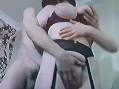 Ahhoz, apa lánya sey hogy korábban látogasson el, az embert kétségtelenül lelkesedéssel fogadják. Úgy gondolta, hogy el kell csábítania és meg kell győznie a barátját a szabadidős szex minden módjával. De úgy tűnik, túl vágynak ezt a gyakorlatot, így azonnal menerkammu, fiam, húzza őt az ágyba. Nos, mert a játék a szerelem, így megy, romlottság lány nem fog ellenállni a csirke, mint a test erősíti azt a csatában sokáig. Természetesen az embereknek keményen kell próbálniuk megmutatni képességeit. Nem működik