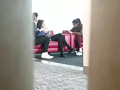 Egy bájos lány, hogy megfeleljen az irodában két kolléga, felnőttek, bátor, akik hajlandóak adni neki egy hármasban, hogy felejthetetlen. Tapasztalt ember kész levetkőzni, és lehetővé teszi, hogy ne csak a test szivattyúzzák tele a szép, hanem az összes benyomást friss csirke. A fenevad egy vadállat, készen arra, hogy lecsapjon a hangszer, és rájönnek, hogy ő szeret játszani velük, mint sok. Női romlott készen áll, hogy nyújtson be a szerszámot, majd elkezd apa lánya szex szopja őket egy nagyszerű módja. La