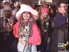 Egy fiatal lány barna hajú, nem bosszú, egy jó ember interjút vele az úton. És tényleg belebújik a kamerámba, nem hazudik egy kicsit, és sokat segít neki szórakoztatni. Ezenkívül készen áll apa és lánya szex arra, hogy megmutassa, mit érdemes a gyermekek számára. Például, teljes tekintettel mindenkire, a barna hajú lány felállt, és megfordította zsákmányát,amit elbűvöl, nem utolsósorban a tamponok óriás. És nem aggódik, amikor le a nadrágját le a mennyezetre. A lágyító egy nagyon jó száj, a szépség kiderült