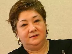 Egy Szőke, gyönyörű, szex apa lánya karcsú, szexi fehérneműben mosogatni kezd. Hirtelen, az emberek szeretnék érezni egy erős vágy, hogy szar a helyes utat, de amikor közeledett a szépsége ennek, azonnal elkezdte megcsókolni szenvedélyesen. A partnere igényei közül, mint egy lány, aki előtte guggolt, elkezdett lenyelni a sop-ot, mint maga. Miután a bátyja meleg volt, az a kurva a kanapén fekszik, nyitott lábakkal, az elragadtatás miatt a kábel beleesik a testébe. A végén a srác nem tud ellenállni, hogy a ma